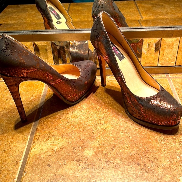 Bronze Snake Skin Leather Pumps - Picture 3 of 9
